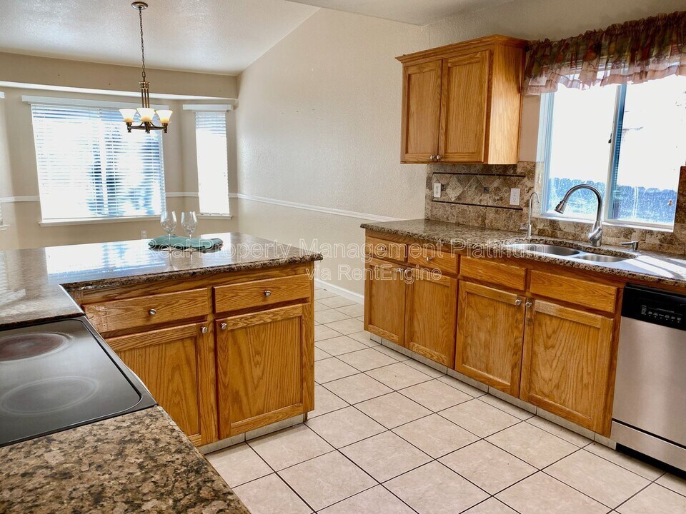 6684 N Western Ave in Fresno, CA - Building Photo