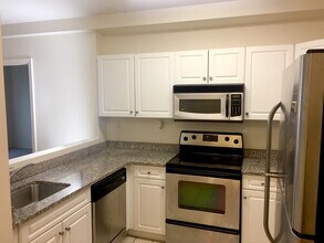 1 Cityview Ln, Unit 302 in Quincy, MA - Foto de edificio - Building Photo