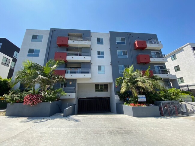 5026 Rosewood Ave in Los Angeles, CA - Building Photo - Building Photo