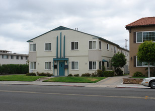 Crown Apartments in San Diego, CA - Building Photo - Building Photo