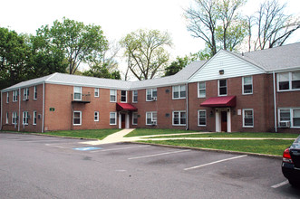 Hutton Park Gardens in West Orange, NJ - Foto de edificio - Building Photo