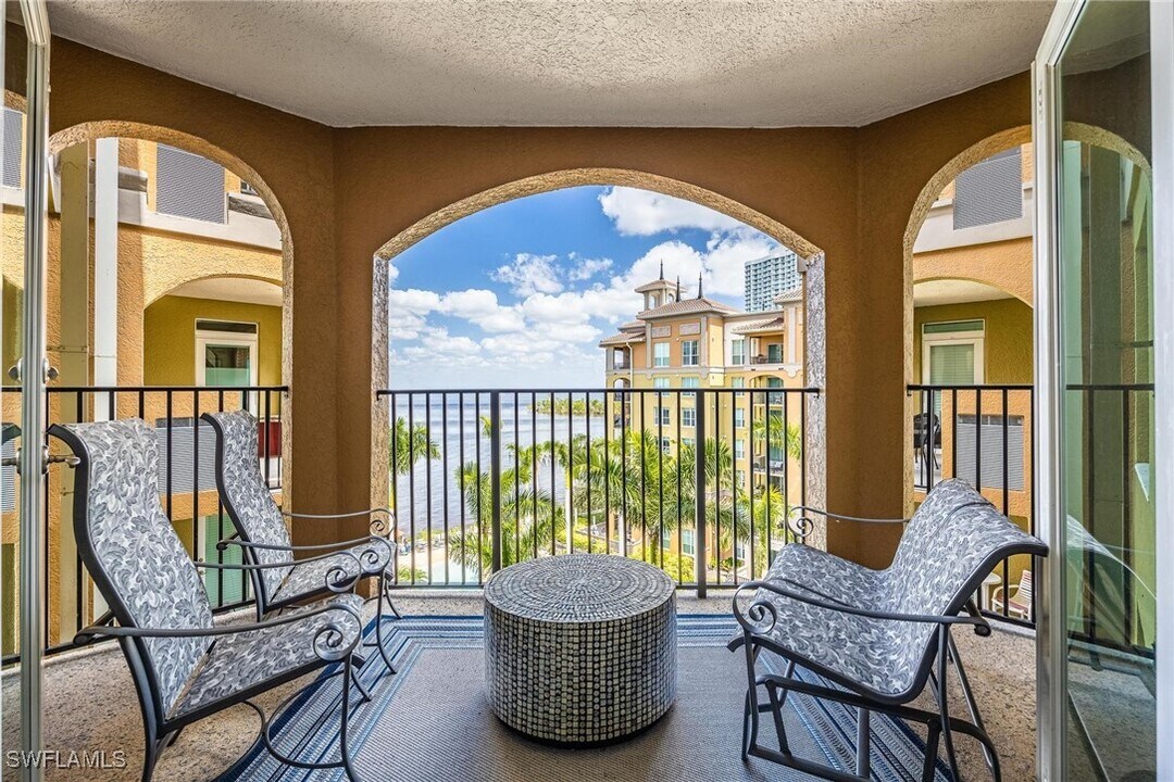 2825 Palm Beach Blvd in Ft. Myers, FL - Foto de edificio