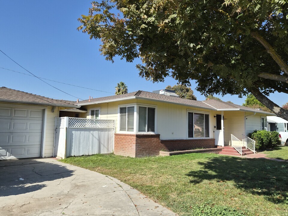 1949 14th Ave in Kingsburg, CA - Building Photo