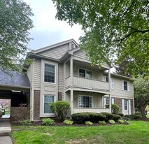27 Wood Creek Dr in Pittsford, NY - Building Photo