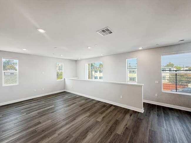 1021 S Cleveland St in Oceanside, CA - Foto de edificio - Building Photo