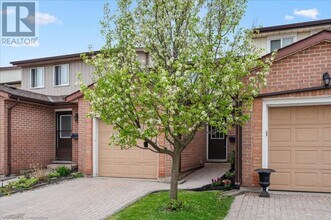25 Vly Vw Rd in Kitchener, ON - Building Photo - Building Photo