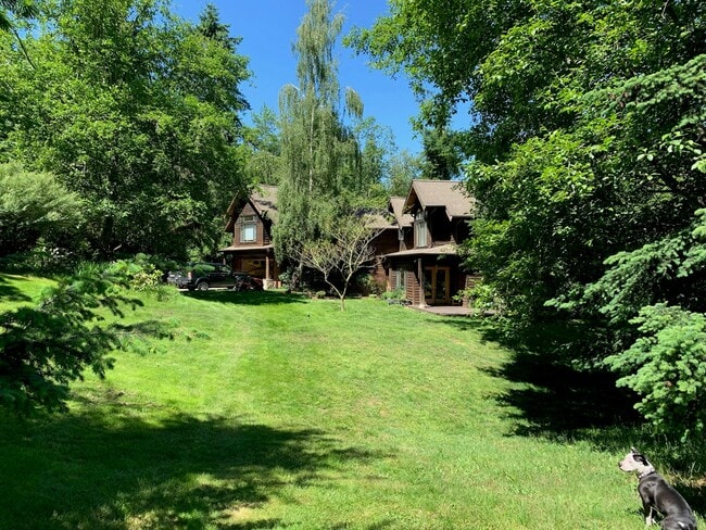 24533 68th Ave SW in Vashon, WA - Foto de edificio - Building Photo