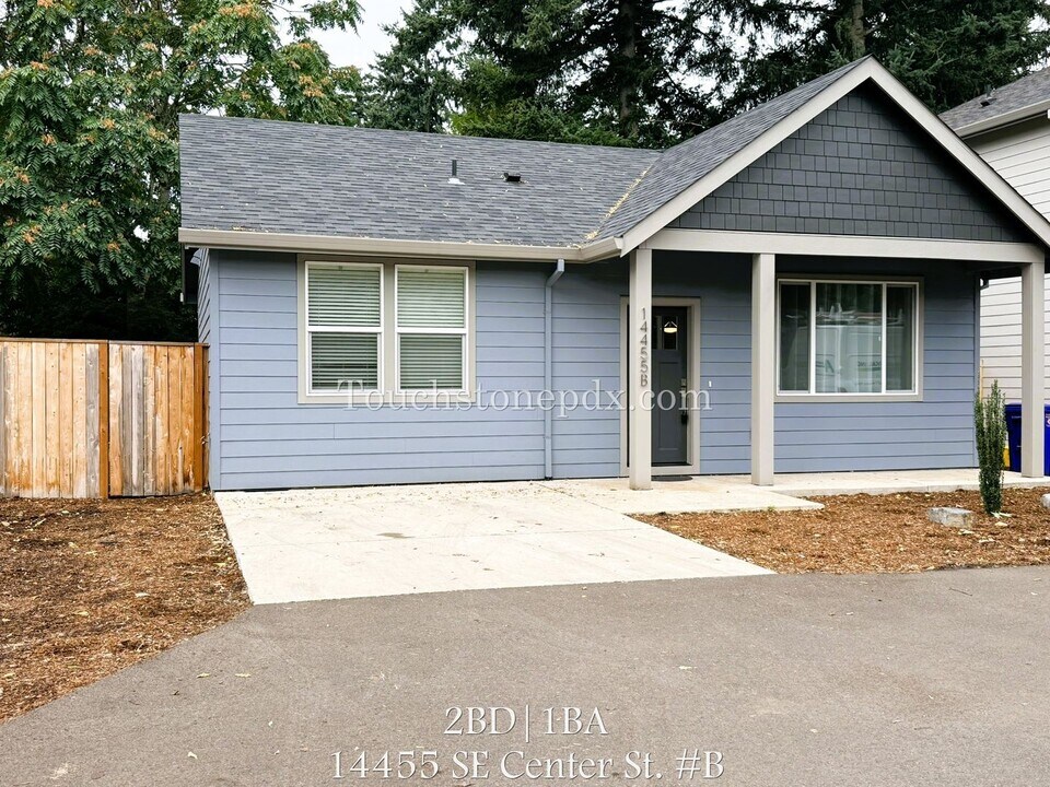 14455 SE Center St in Portland, OR - Building Photo