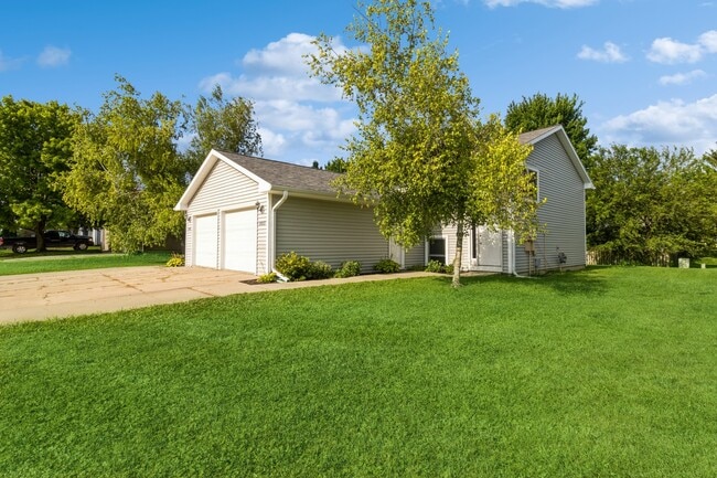 1013 Delaware Ave in Ames, IA - Building Photo - Building Photo
