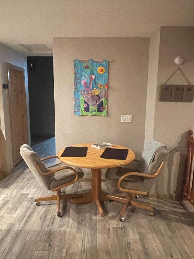 3175 W Riverdell Dr in Wasilla, AK - Foto de edificio - Building Photo