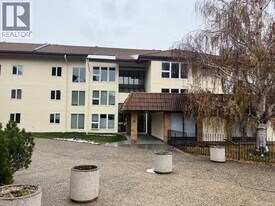 65 Temple Blvd W in Lethbridge, AB - Building Photo