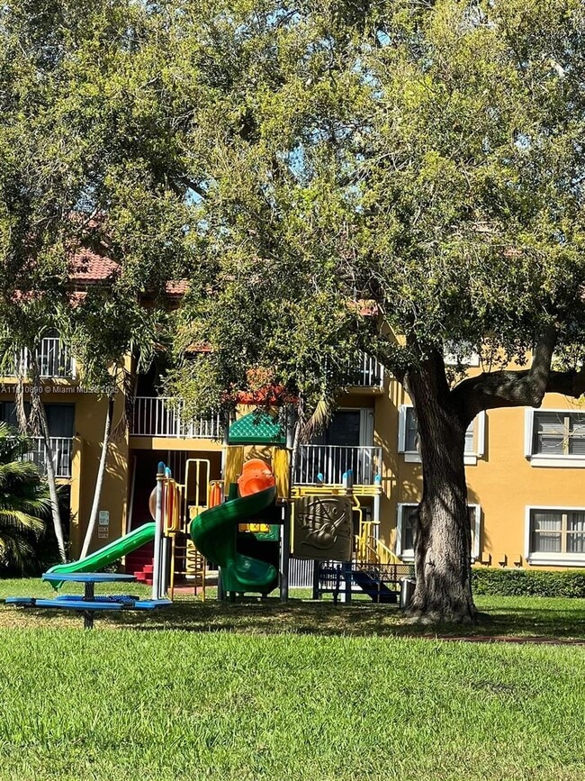15600 SW 80th St in Miami, FL - Foto de edificio - Building Photo