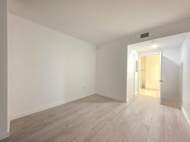 55 SW 9th St, Unit 1409 in Miami, FL - Foto de edificio - Building Photo