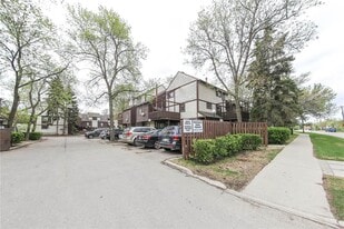 120 Niakwa Rd in Winnipeg, MB - Building Photo