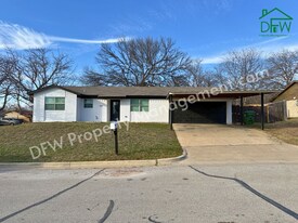 6101 Melody Ln in Watauga, TX - Building Photo