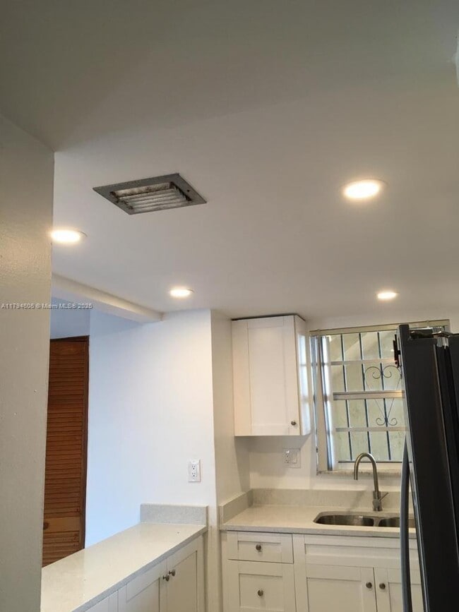 8897 Fontainebleau Blvd in Miami, FL - Building Photo - Building Photo