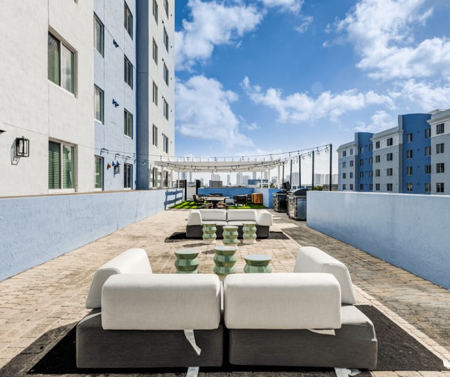 Santa Clara II in Miami, FL - Foto de edificio - Building Photo