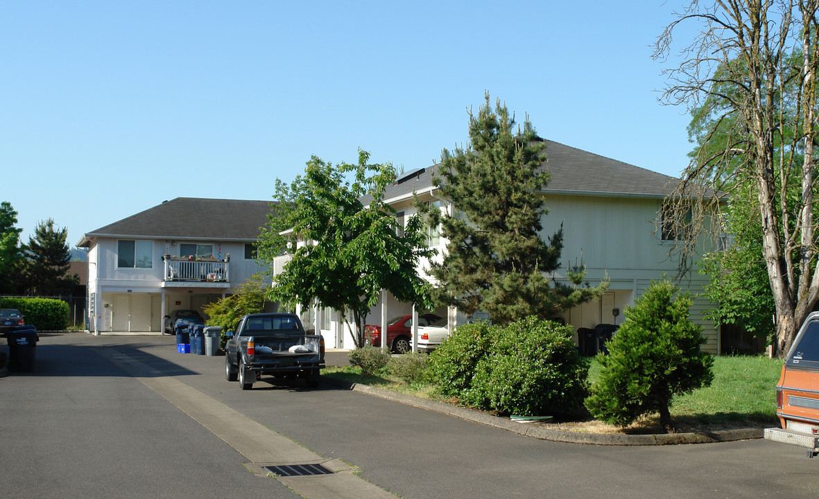 1610-1642 W Broadway St in Eugene, OR - Building Photo