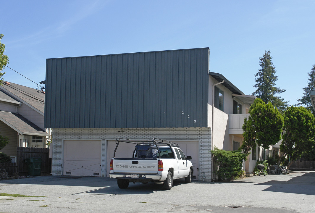 223 Lincoln Ave in Redwood City, CA - Building Photo