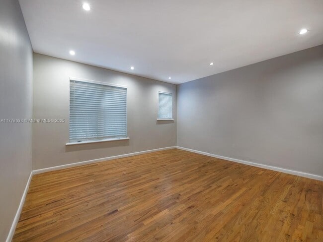 1018 Meridian Ave in Miami Beach, FL - Building Photo - Building Photo