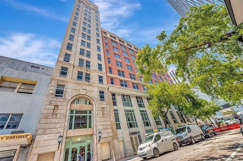 111 E Flagler St, Unit 1002 in Miami, FL - Building Photo