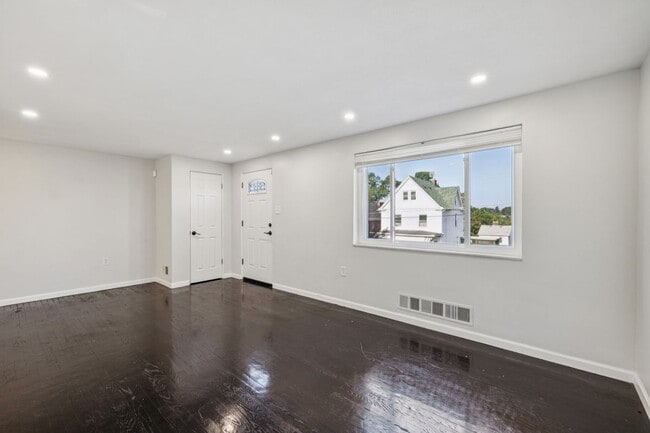 1611 Alverado Ave in Pittsburgh, PA - Foto de edificio - Building Photo