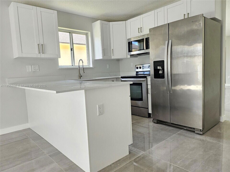 16165 SW 139th Ave in Miami, FL - Building Photo
