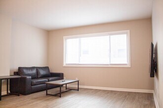 108 E Healey in Champaign, IL - Foto de edificio - Interior Photo