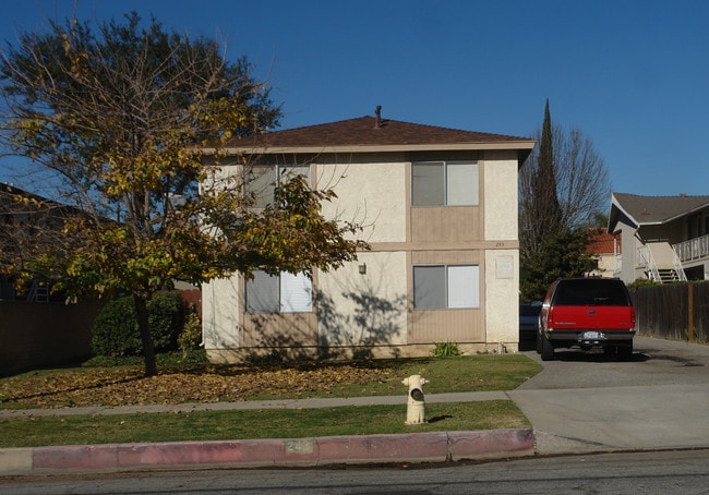 243 W Rowland St in Covina, CA - Foto de edificio - Building Photo