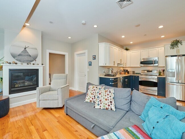 345 W Broadway, Unit 5 in Boston, MA - Building Photo - Building Photo
