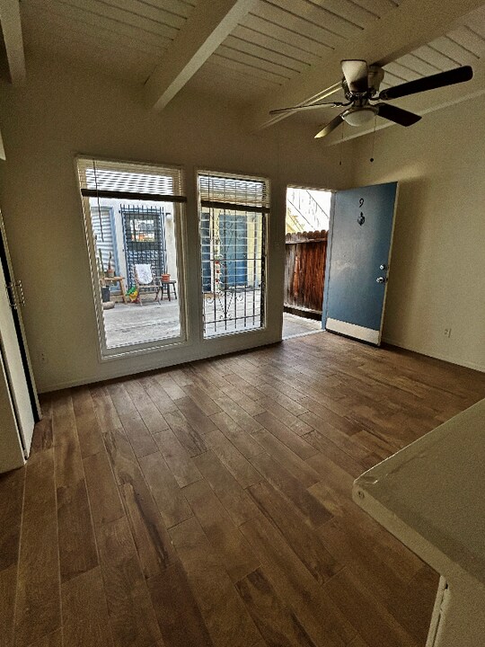 1909 Beachwood Dr in Los Angeles, CA - Building Photo