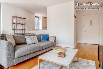 235 W 48th St in New York, NY - Foto de edificio - Building Photo