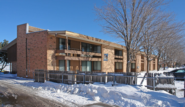 Village Square Apartments in Milwaukee, WI - Building Photo - Building Photo