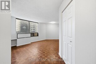 2350 Dundas St W in Toronto, ON - Building Photo