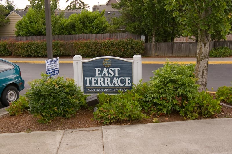 East Terrace in Mountlake Terrace, WA - Building Photo