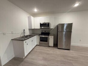 3146 NW 32nd St in Miami, FL - Building Photo - Building Photo