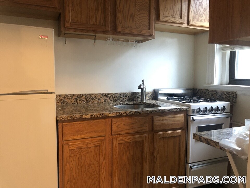 349 Pleasant St, Unit C-16 in Malden, MA - Foto de edificio