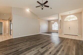 910 Clearcreek Dr in Tampa, FL - Building Photo - Building Photo