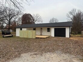 5090 E Huntsville Rd in Fayetteville, AR - Building Photo