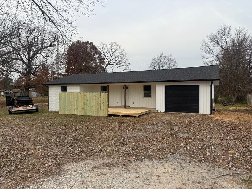 5090 E Huntsville Rd in Fayetteville, AR - Building Photo