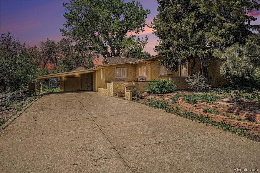 895 Vance St in Lakewood, CO - Foto de edificio