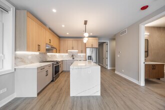 2354 W Polk St, Unit 301 in Chicago, IL - Building Photo - Building Photo