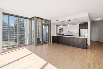 204 N Michigan Ave in Chicago, IL - Building Photo - Building Photo