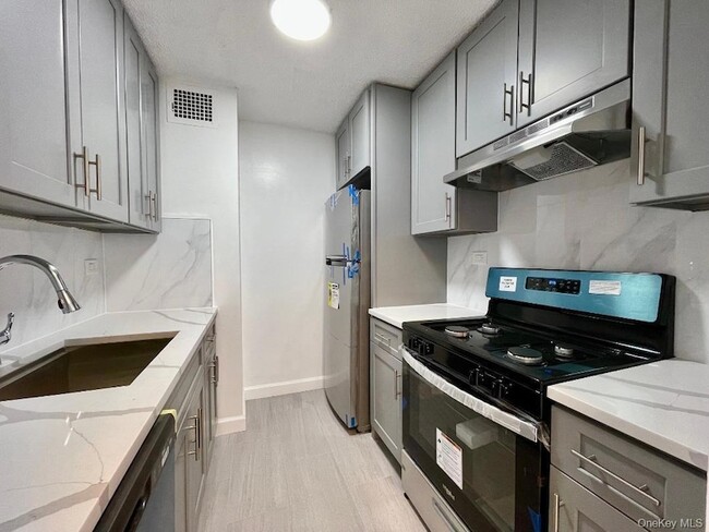 15038 Union Tpke, Unit 10H in Queens, NY - Building Photo - Building Photo