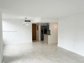 13000 SW 92nd Ave, Unit B212 in Miami, FL - Foto de edificio - Building Photo