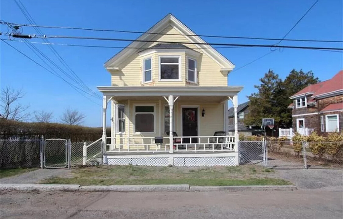 2 Bayside Ave in Newport, RI - Building Photo