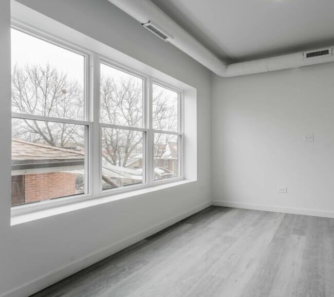 property at 1706 W Glenlake Ave