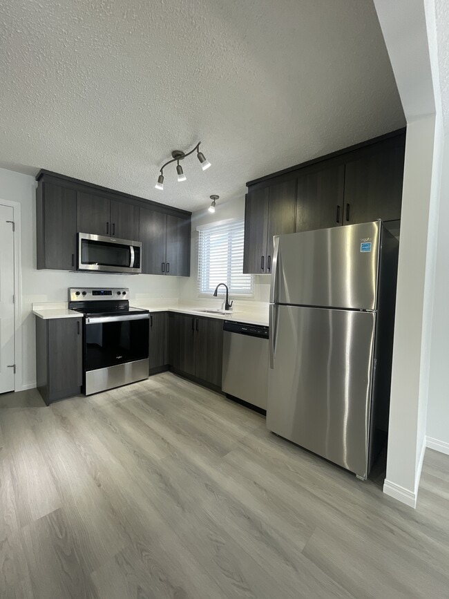 1812-1836 36 St NW in Edmonton, AB - Building Photo - Building Photo