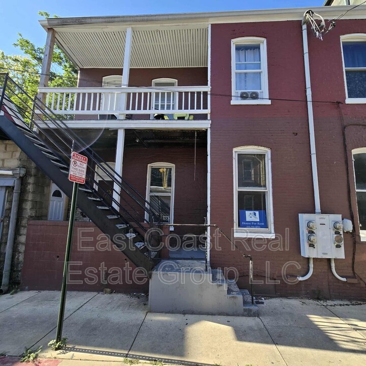 5 E Lee St in Hagerstown, MD - Building Photo