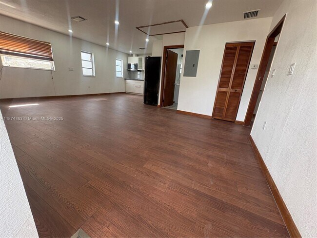 3291 SW 25th St in Miami, FL - Building Photo - Building Photo